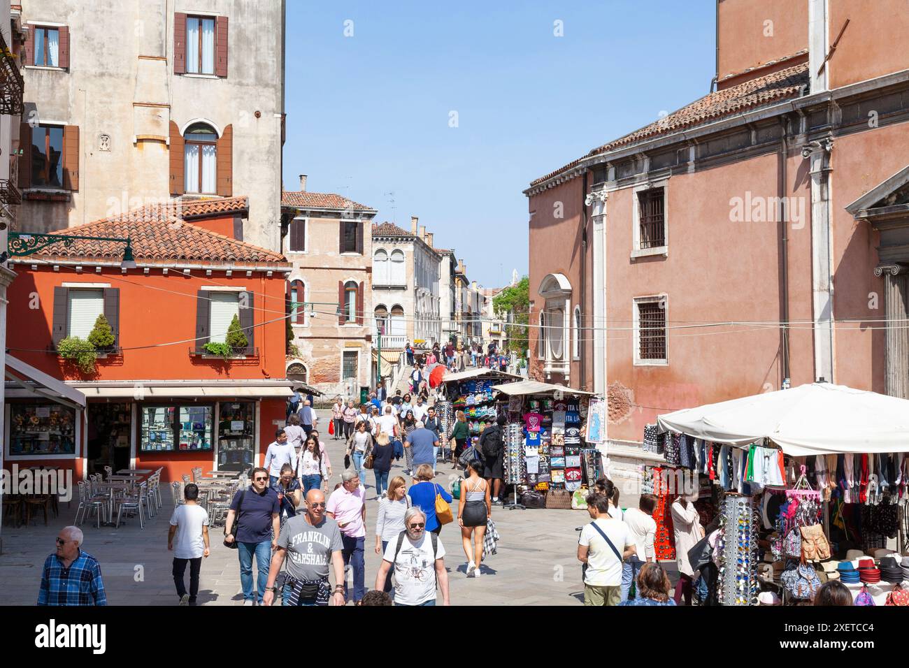 Movimentata scena di strada Nova, Cannaregio, Venezia, Veneto, Italia, il principale passaggio pedonale tra la stazione ferroviaria di Santa Lucia e Rialto con i suoi negozi Foto Stock