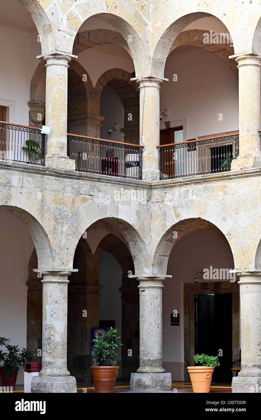 GUADALAJARA, JALISCO, MESSICO: Il cortile all'interno del Congreso del Estado de Jalisco (Congresso dello Stato di Jalisco). Foto Stock