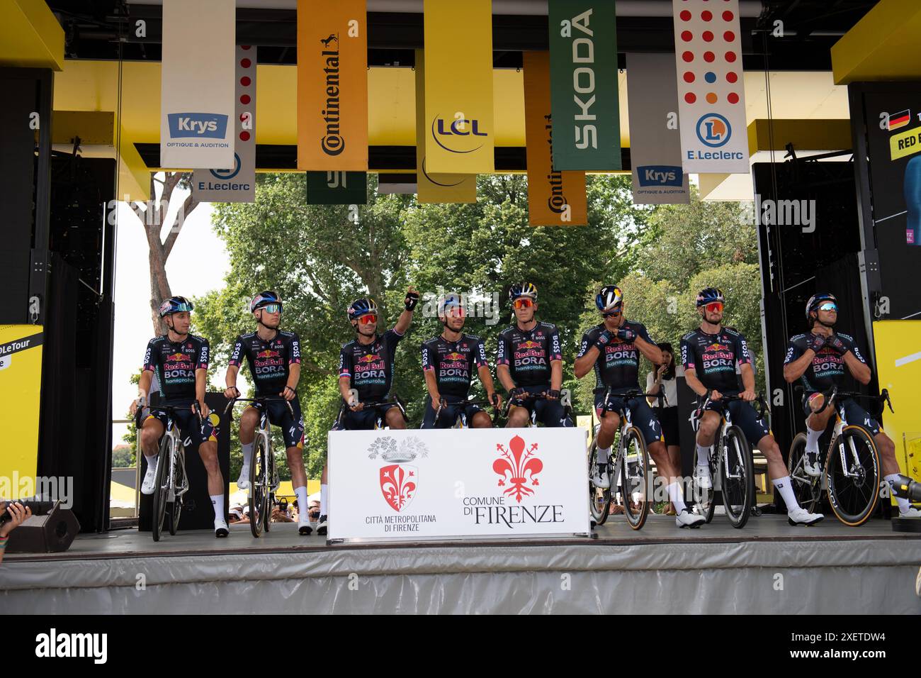 Tour de France fase 1 da Firenze a Rimini. Redbull Bora Hansgrohe sul podio all'inizio della gara. Crediti: Peter Goding/Alamy Live News Foto Stock