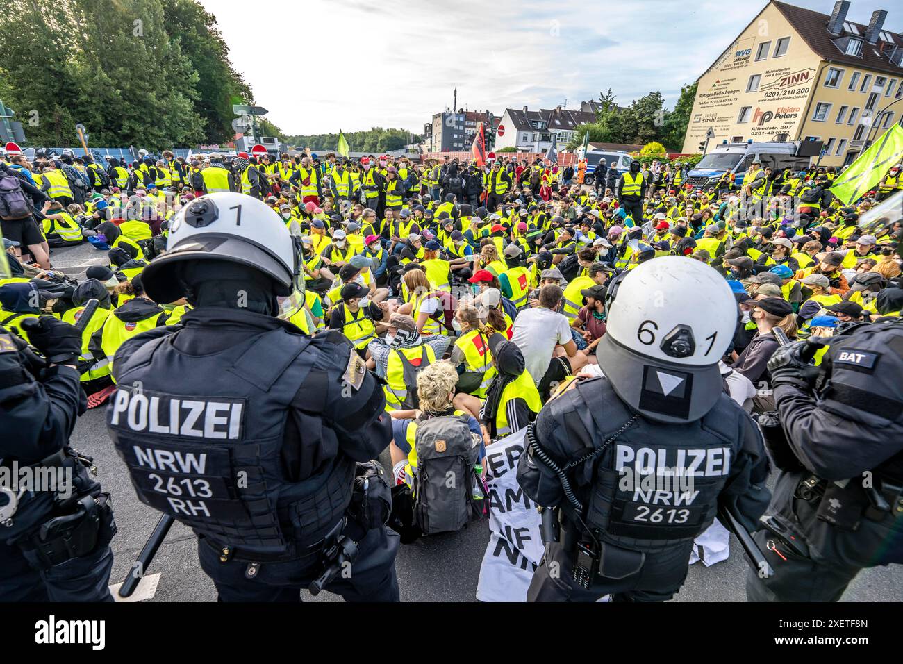 Sommosse in vista della conferenza del partito AFD ad Essen, i manifestanti occuparono un ponte sull'autostrada A52 per bloccare la strada dei delegati AFD verso il Foto Stock