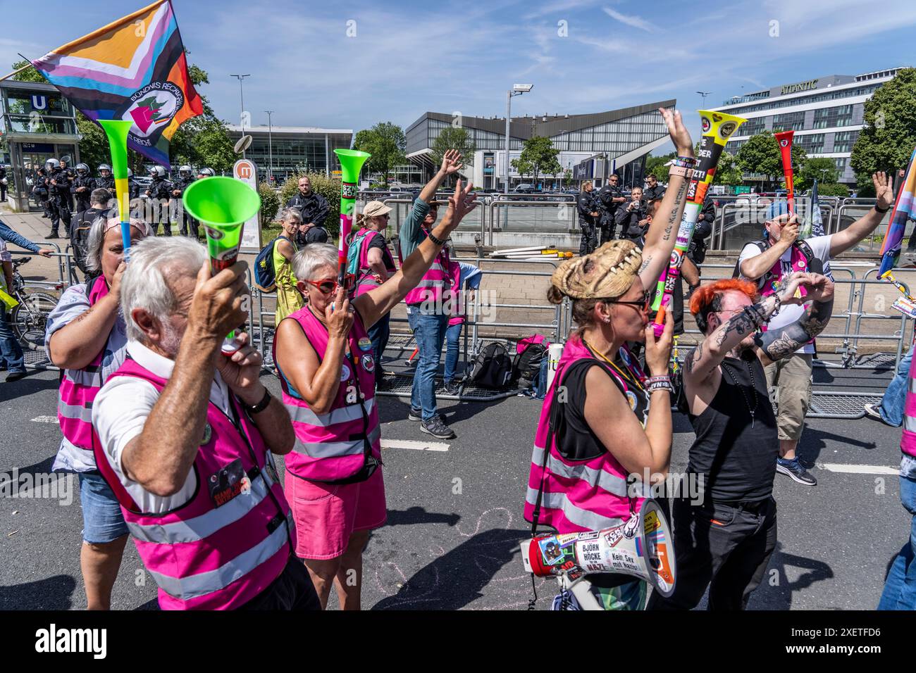 Dimostrazione contro la conferenza del partito AFD ad Essen, diverse decine di migliaia di manifestanti marciarono dalla stazione ferroviaria principale alla Gruga Foto Stock