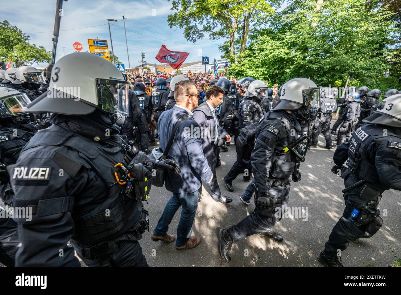 Disordini in vista della conferenza del partito AFD a Essen, i manifestanti cercano di impedire ai delegati AFD di entrare nel Grugahalle, sono guidati attraverso Foto Stock