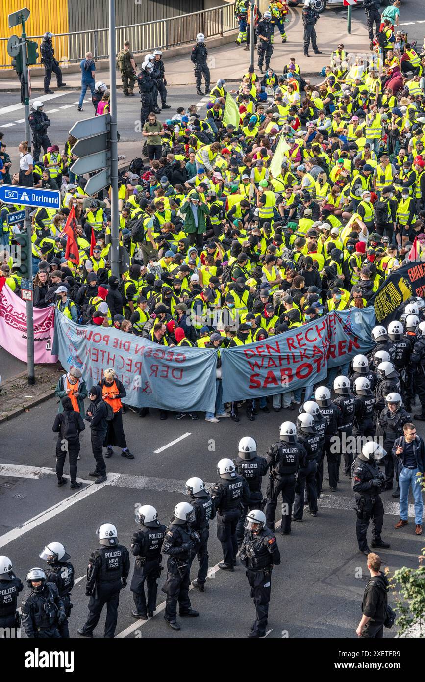 Dimostrazione contro la conferenza del partito AFD a Essen, blocco di Alfredstraße, ponte sull'autostrada A52, NRW, Germania, Foto Stock