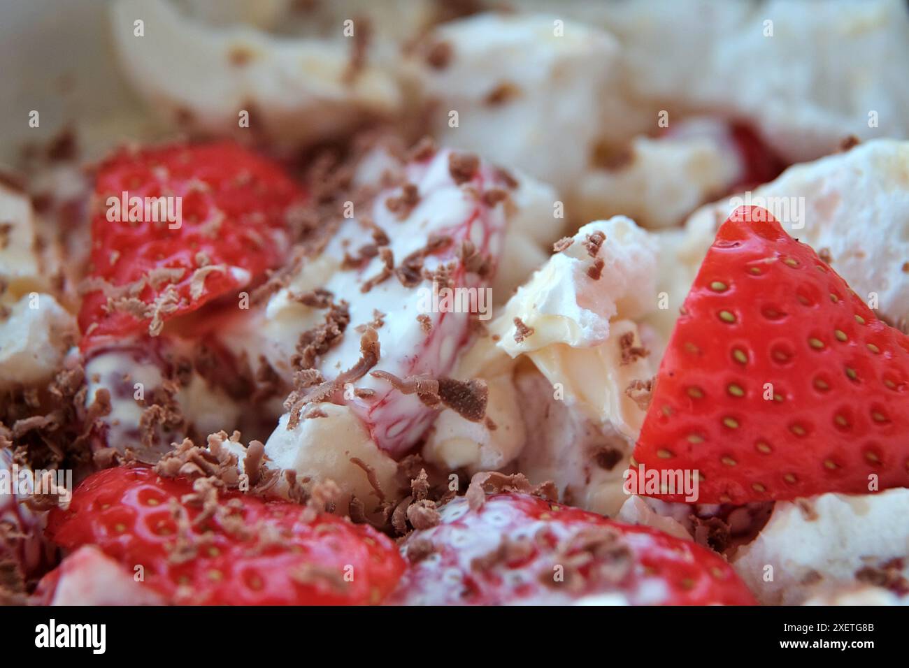 Dessert Eton Mess dessert fragole meringa e panna montata dessert/budino alla frutta estiva Foto Stock