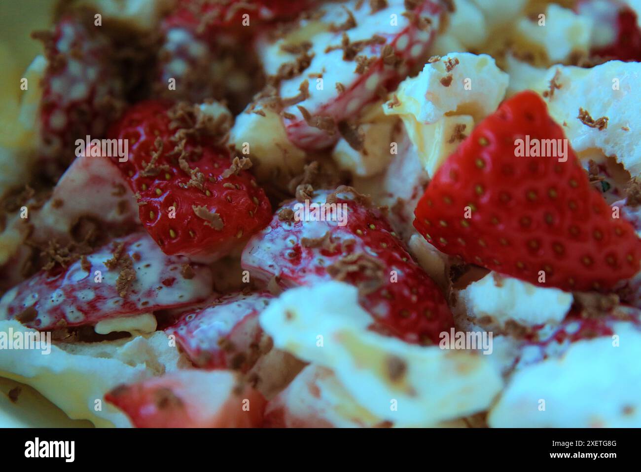 Dessert Eton Mess dessert fragole meringa e panna montata dessert/budino alla frutta estiva Foto Stock