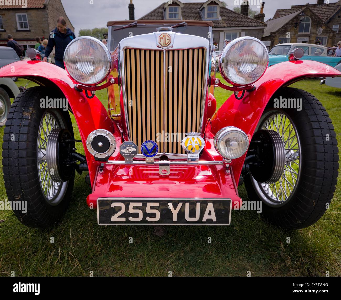 RED 1948 MG (MORRIS GARAGES) TC al rally Heartbeat del 2024 a Goathland (Aidensfield) nella brughiera del North Yorkshire in Inghilterra. Foto Stock