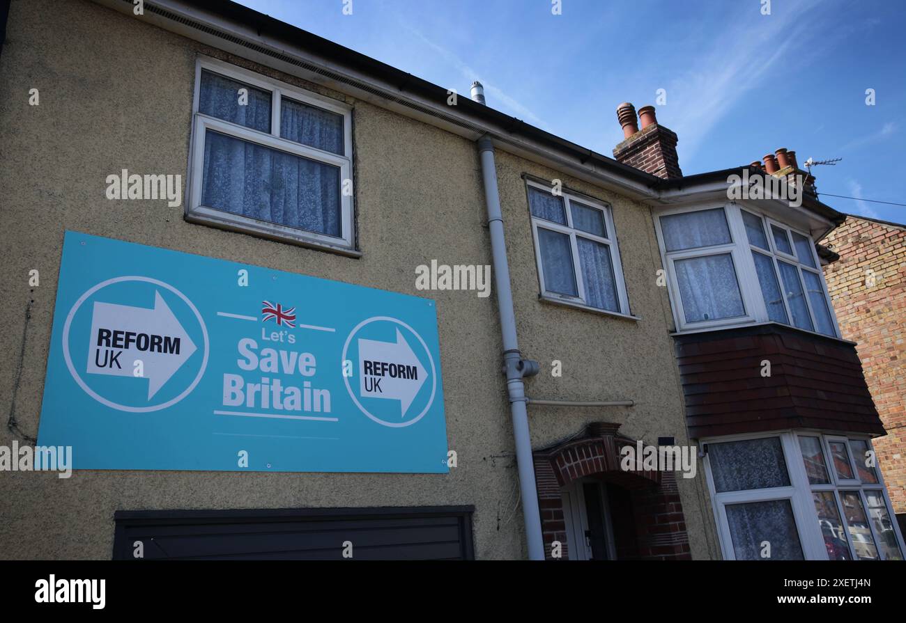 Clacton-on-Sea, Inghilterra, Regno Unito. 29 giugno 2024. Una proprietà a Clacton mostra un grande Consiglio pro-riforma del Regno Unito 'Lets Save Britain', fissato all'esterno della loro casa. I sondaggi suggeriscono che NIGEL FARAGE sarà eletto deputato per il collegio elettorale nelle prossime elezioni battendo al primo posto il candidato conservatore GILES WATLING. Crediti: ZUMA Press, Inc./Alamy Live News Foto Stock