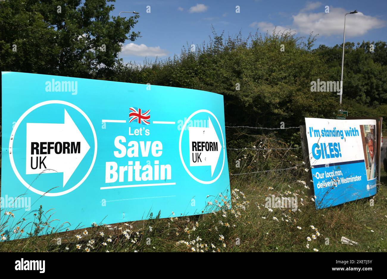 Clacton-on-Sea, Inghilterra, Regno Unito. 29 giugno 2024. Grandi comitati elettorali per la riforma del Regno Unito e la loro principale concorrenza i conservatori allineano la strada al di fuori di Clacton. I sondaggi suggeriscono che NIGEL FARAGE sarà eletto deputato per il collegio elettorale nelle prossime elezioni battendo al primo posto il candidato conservatore GILES WATLING. Crediti: ZUMA Press, Inc./Alamy Live News Foto Stock