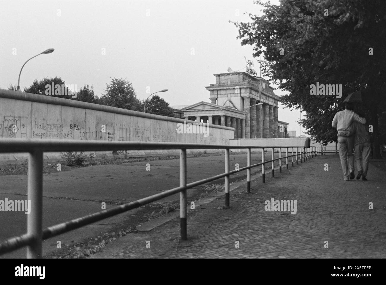 Berllin, Germania, settembre 1983: La porta di Brandeburgo tagliata da ovest dal muro. Crediti: Terry Murden / DB Media Services / Alamy Foto Stock
