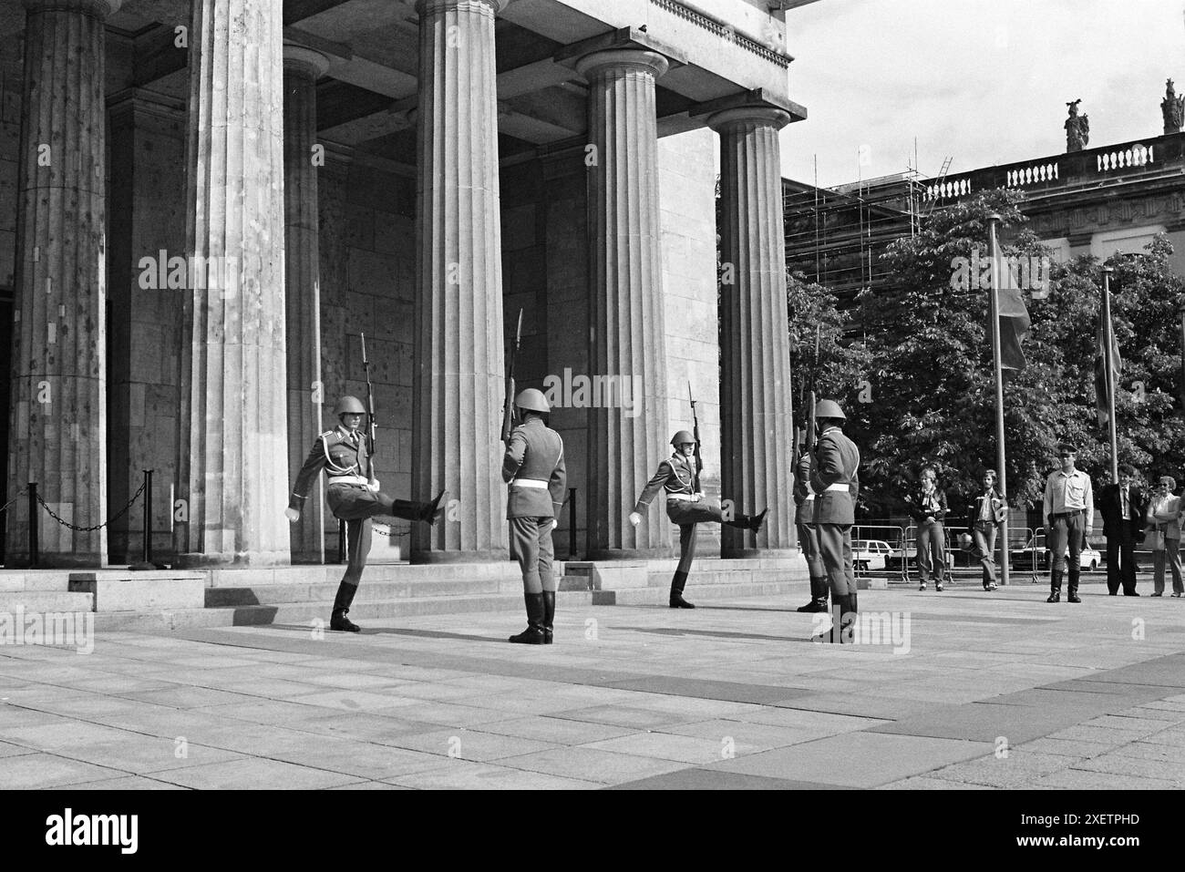 Berllin, Germania, settembre 1983: I soldati della Germania dell'Est in fuga dall'oca eseguono un "cambio della guardia" fuori dal Memoriale per le vittime del fascismo e del militarismo a Berlino Est. Crediti: Terry Murden / DB Media Services / Alamy Foto Stock