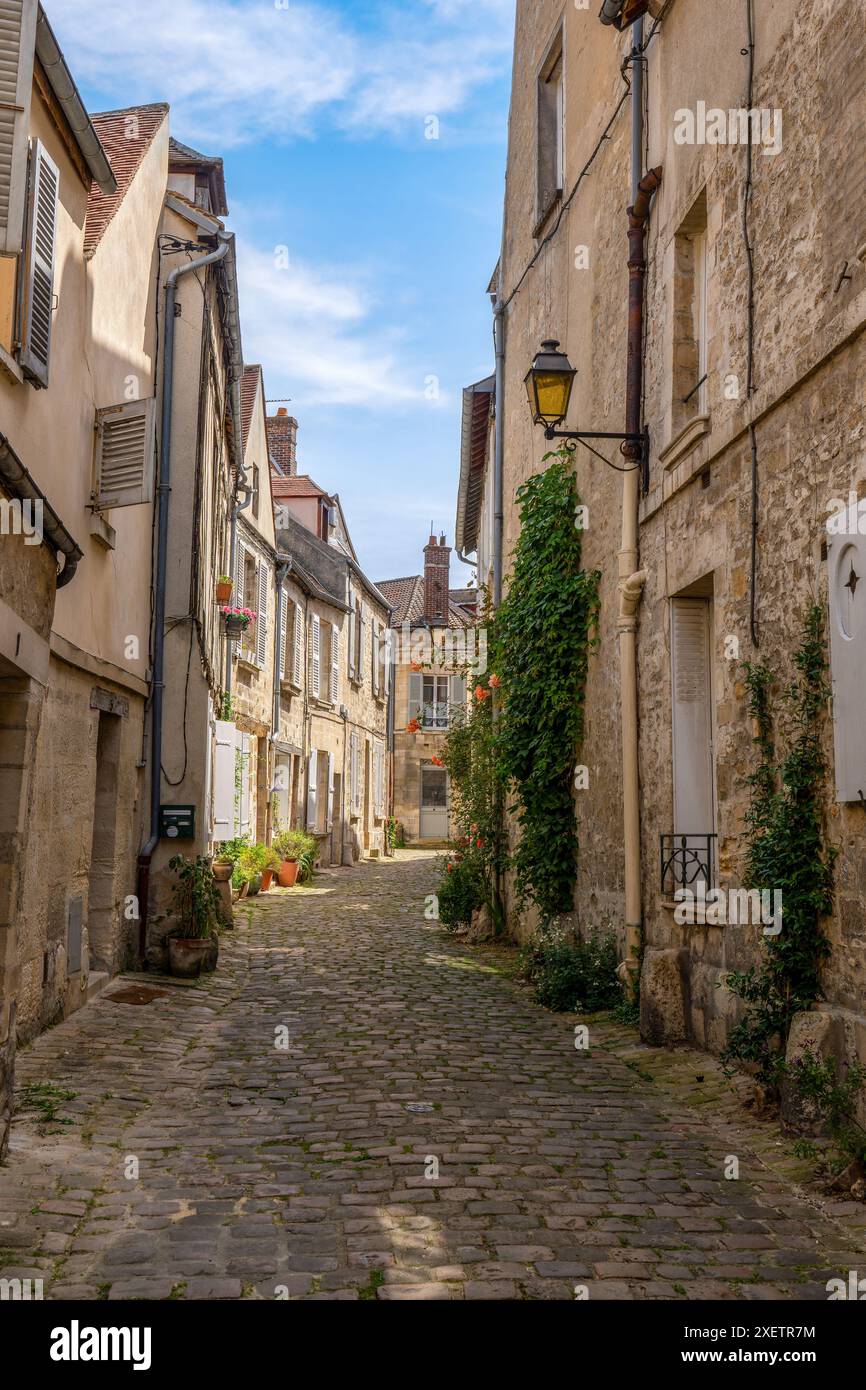 Vecchia strada acciottolata nel centro medievale di Senlis - Oise, Francia Foto Stock