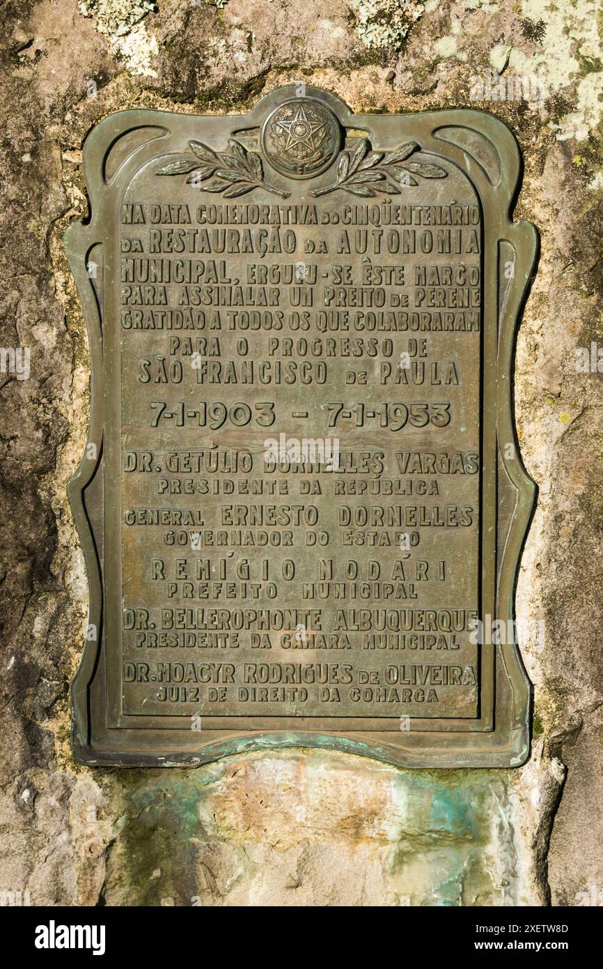 Sao Francisco de Paula, Brasile - 2 giugno 2024: Pietra miliare del cinquantesimo anniversario della restaurazione dell'autonomia municipale Foto Stock