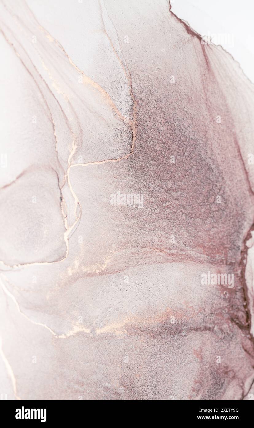 Un primo piano di pittura astratta con sfumature rosa e oro, che mostra i motivi fluenti e vorticosi della pittura ad acquerello Foto Stock