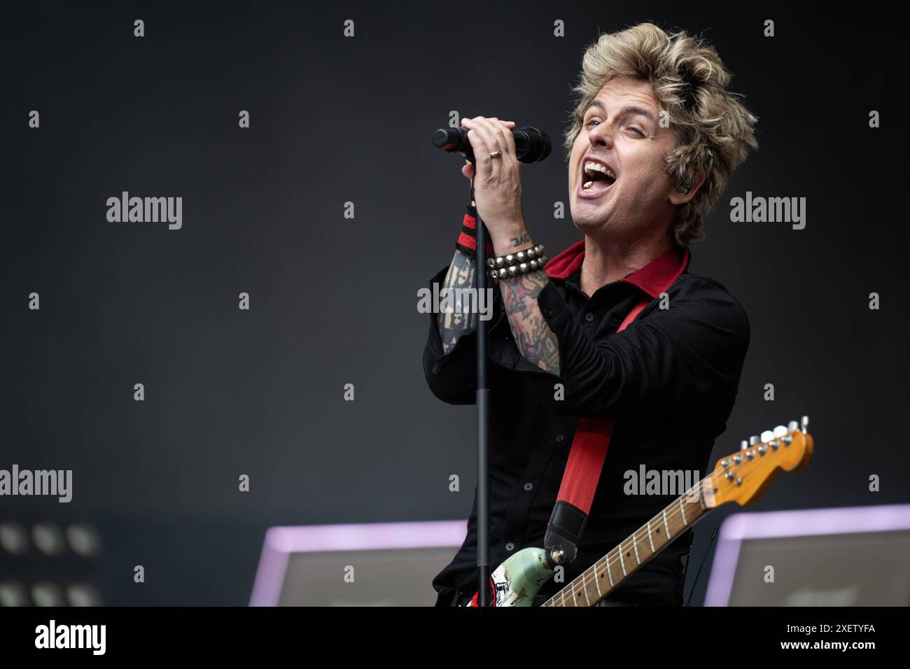 Green Day in concerto allo stadio di Wembley Billie Joe Armstrong del Green Day sul palco dello stadio di Wembley, Londra, durante il tour dei salvatori. London Wembley Stadium Regno Unito Copyright: XJohnxBarryx JB3 4829 Foto Stock