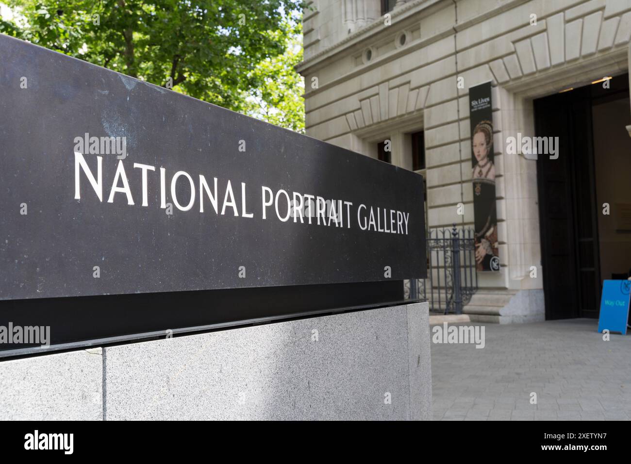 Targa di nome della galleria nazionale di Londra, scritta bianca su ottone nero fuori dall'ingresso della galleria, Inghilterra Regno Unito Foto Stock