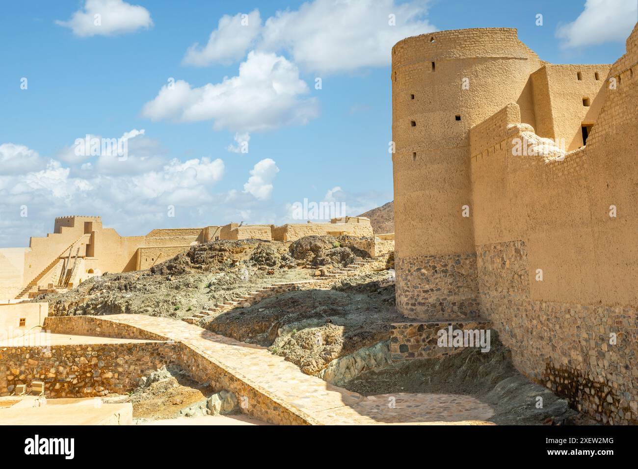 Forte della cittadella araba di Bahla, strade del cortile interno e torre rotonda, Bahla, Oman Foto Stock