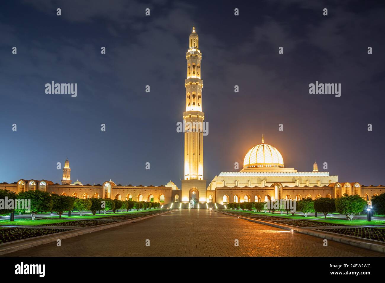 La grande Moschea del Sultano Qaboos, la cupola e il minareto brillano di notte, Mascate. Oman Foto Stock