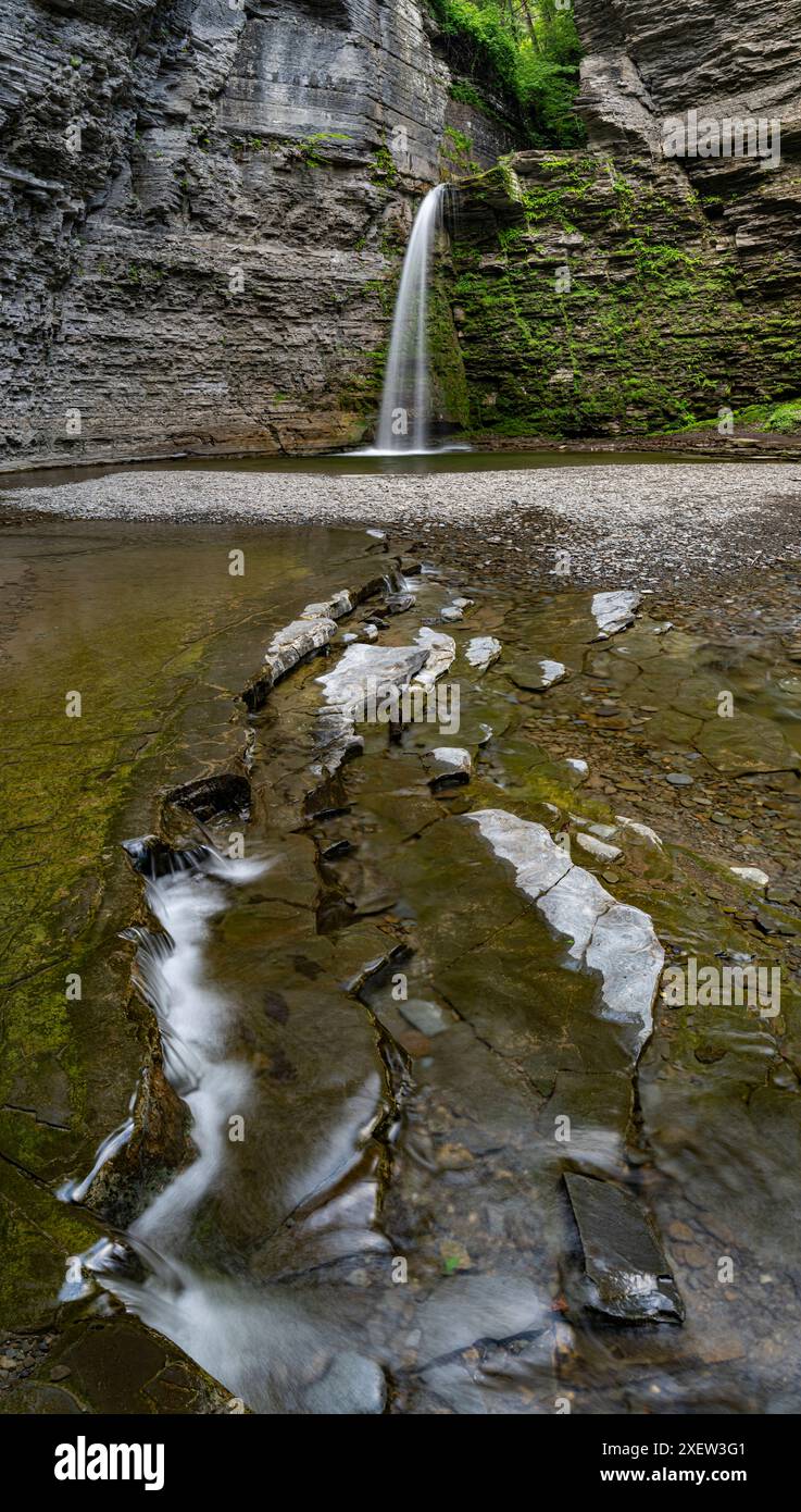 Ragle Cliff Falls si riversa da un'apertura nelle pareti del canyon, Havana Glen County Park, Tompkins County, New York Foto Stock