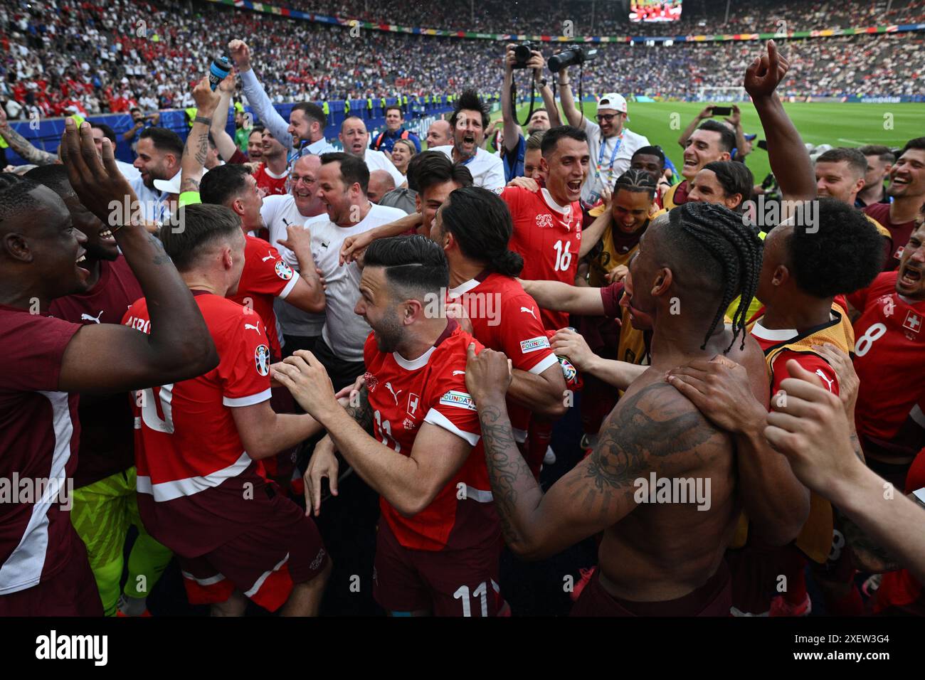 BERLINO, GERMANIA - GIUGNO 29: La squadra svizzera celebra la vittoria della partita tra Svizzera e Italia nella giornata del 16° turno - UEFA EURO 2024 all'Olympiastadion il 28 giugno 2024 a Berlino, Germania. Foto di Sebastian Frej credito: Sebo47/Alamy Live News Foto Stock