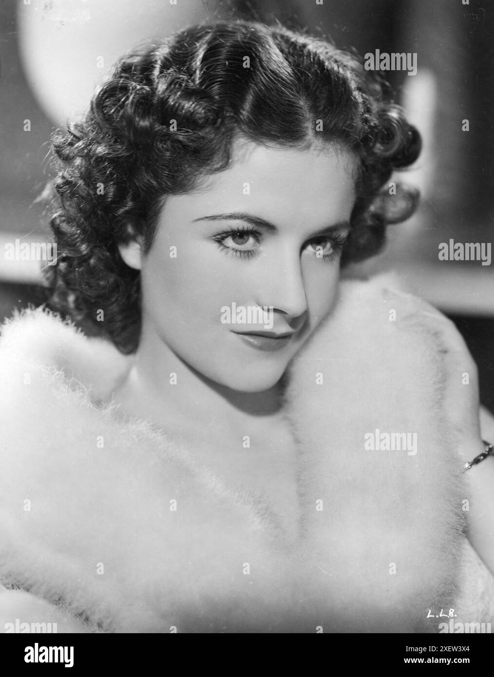 A Publicity Portrait of MARGARET LOCKWOOD nel ruolo di Iris Henderson in THE LADY VANISHES 1938 regista ALFRED HITCHCOCK Story ETHEL LINA WHITE Screenplay FRANK LAUNDER e SIDNEY GILLIAT Gainsborough Pictures / Metro Goldwyn Mayer Foto Stock