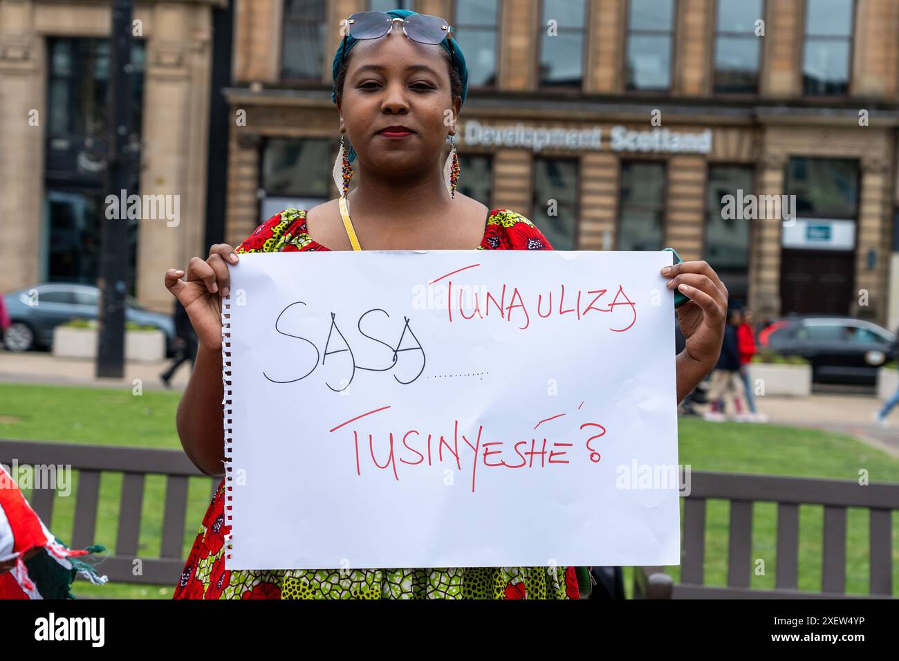 Glasgow, Scozia, Regno Unito. 29 giugno 2024. Riunirsi a George Square chiedendo il presidente keniota William Ruto si è dimesso mentre mostrava anche i nomi di coloro che sono stati uccisi in scontri con la polizia in seguito all'assalto del parlamento keniota per le modifiche fiscali proposte. Credito: R.. Gass/Alamy Live News Foto Stock