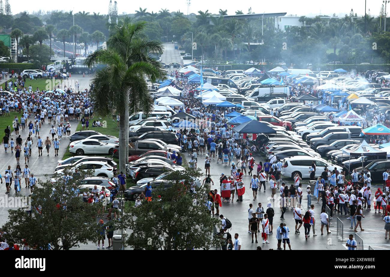 Miami Gardens, Florida, Stati Uniti. 29 giugno 2024. I tifosi argentini nelle vicinanze dello stadio dove Argentina e Perù giocheranno nella fase a gironi della Copa America USA 2024, all'Hard Rock Stadium di Miami, il 29 giugno 2024. Crediti: Alejandro Pagni/Alamy Live News Foto Stock