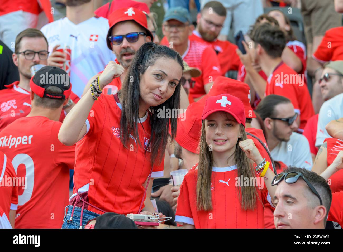 Berlino, Germania. 29 giugno 2024. GER, Berlino, calcio, Svizzera vs Italia, 16 round, round of 16, UEFA EURO 2024, SP, Olympia - Stadium Berlin, tifosi svizzeri prima della partita, di buon umore, 29 giugno 2024, credito: HMB Media/Alamy Live News Foto Stock