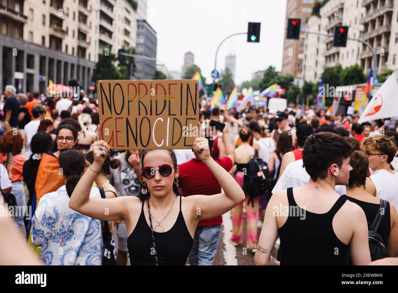 Milano, la sfilata del Milan Pride 2024 con oltre 350 mila partecipanti nelle vie del centro. Nella foto: Un manifestante con un cartello "No Pride in Genocide" Foto Stock