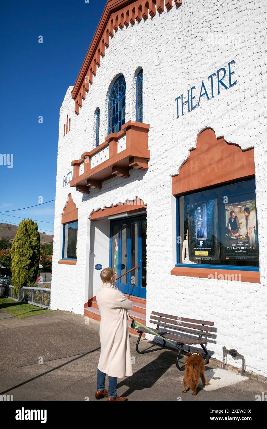 Dungog Australia, il James Theatre è il più antico teatro cinematografico costruito appositamente ancora in funzione in Australia, modello di cane da passeggio Foto Stock