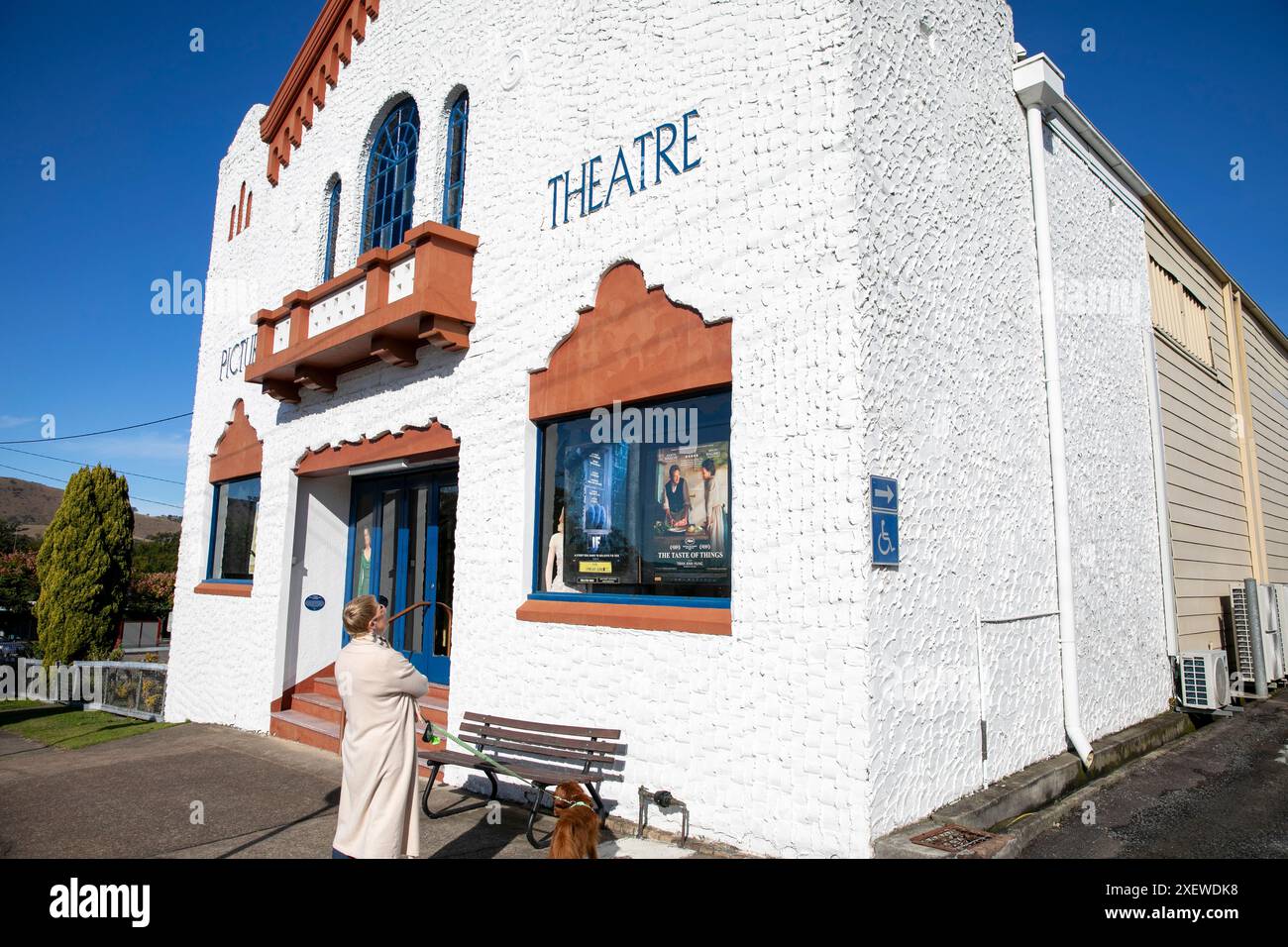 Dungog Australia, il James Theatre è il più antico teatro cinematografico costruito appositamente ancora in funzione in Australia, modello di cane da passeggio Foto Stock