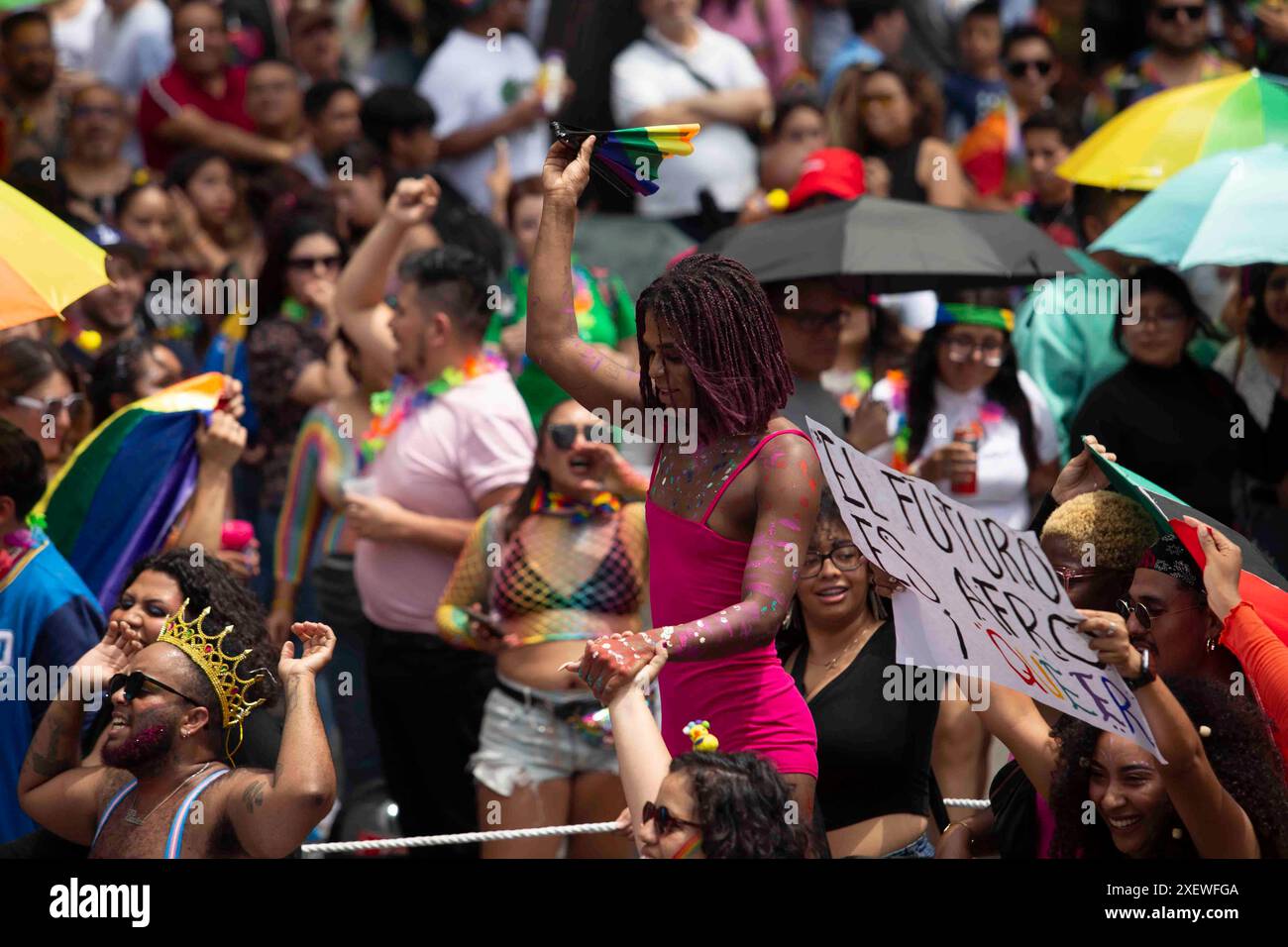 Città del Messico, Messico. 29 giugno 2024. Il popolo del Contigente Afro si è riunito sulla strada più famosa del Messico conosciuta come Paseo de la Reforma, dove ha partecipato al LGBT+ Pride marzo 2024. Crediti: Luis e Salgado/Alamy Live News Foto Stock