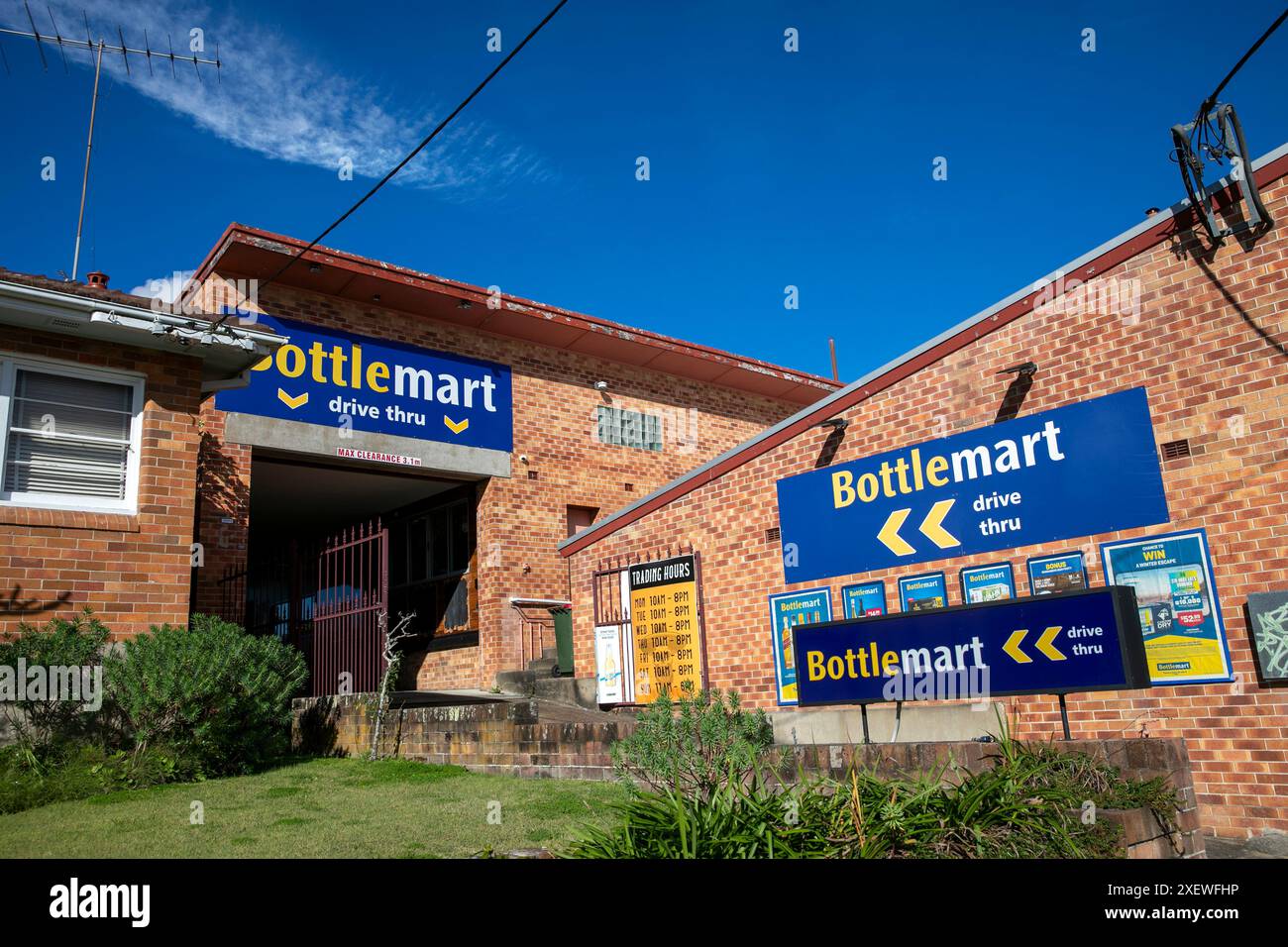 Bottlemart drive-in in una bottega di bottiglie nel centro di Dungog, New South Wales regionale, Australia Foto Stock