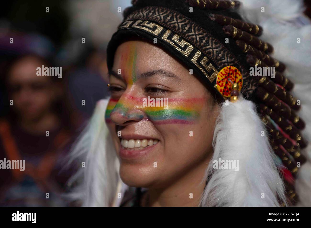 Città del Messico, Messico. 29 giugno 2024. Una donna vestita da Apache con la bandiera LGBT dipinta sulla guancia partecipa alla marcia LGBT+ Pride 2024 a città del Messico. Crediti: Luis e Salgado/Alamy Live News Foto Stock