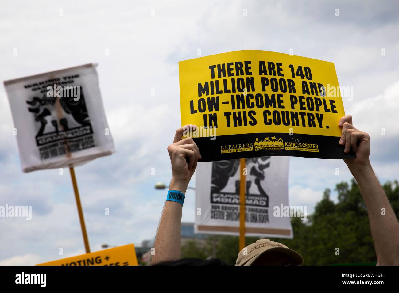 Washington DC, Stati Uniti. 29 giugno 2024. Un dimostratore mostra un segno con le parole "ci sono 140 milioni di poveri e a basso reddito nel Paese" tra gli altri testi informativi alla marcia dei poveri sulla Pennsylvania Ave a Washington DC, USA, il 29 giugno 2024. La marcia richiede diritti economici e umani per i poveri americani di diversa provenienza. La campagna dei poveri è motivata dal desiderio di giustizia economica: L'idea che tutte le persone debbano avere ciò di cui hanno bisogno per vivere. Crediti: Aashish Kiphayet/Alamy Live News Foto Stock