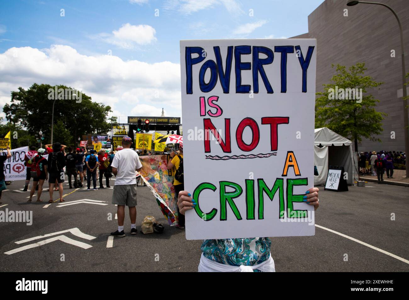 Washington DC, Stati Uniti. 29 giugno 2024. Un manifestante mostra un segno con le parole "la povertà non è Un crimine” durante la marcia dei poveri su Pennsylvania Ave a Washington DC, USA, il 29 giugno 2024. La marcia richiede diritti economici e umani per i poveri americani di diversa provenienza. La campagna dei poveri è motivata dal desiderio di giustizia economica: L'idea che tutte le persone debbano avere ciò di cui hanno bisogno per vivere. Crediti: Aashish Kiphayet/Alamy Live News Foto Stock
