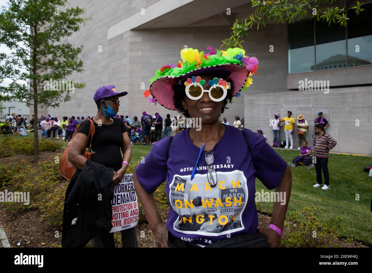 Washington DC, Stati Uniti. 29 giugno 2024. Un dimostratore che posa per le fotografie durante la marcia dei poveri sulla Pennsylvania Ave a Washington DC, USA, il 29 giugno 2024. La marcia richiede diritti economici e umani per i poveri americani di diversa provenienza. La campagna dei poveri è motivata dal desiderio di giustizia economica: L'idea che tutte le persone debbano avere ciò di cui hanno bisogno per vivere. Crediti: Aashish Kiphayet/Alamy Live News Foto Stock