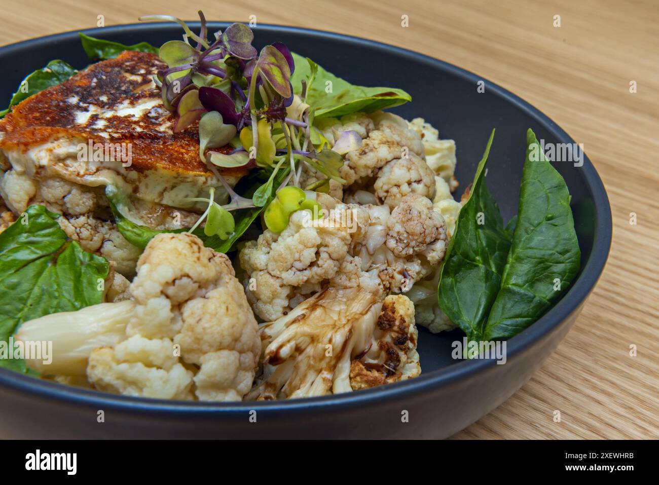 aggiungere consistenze diverse come croccanti, morbide o croccanti per dare varietà all'insalata Foto Stock