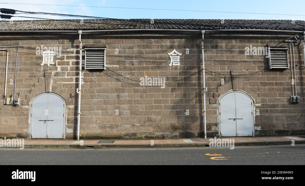 Un vecchio magazzino vicino al porto di Kagoshima, in Giappone. Foto Stock