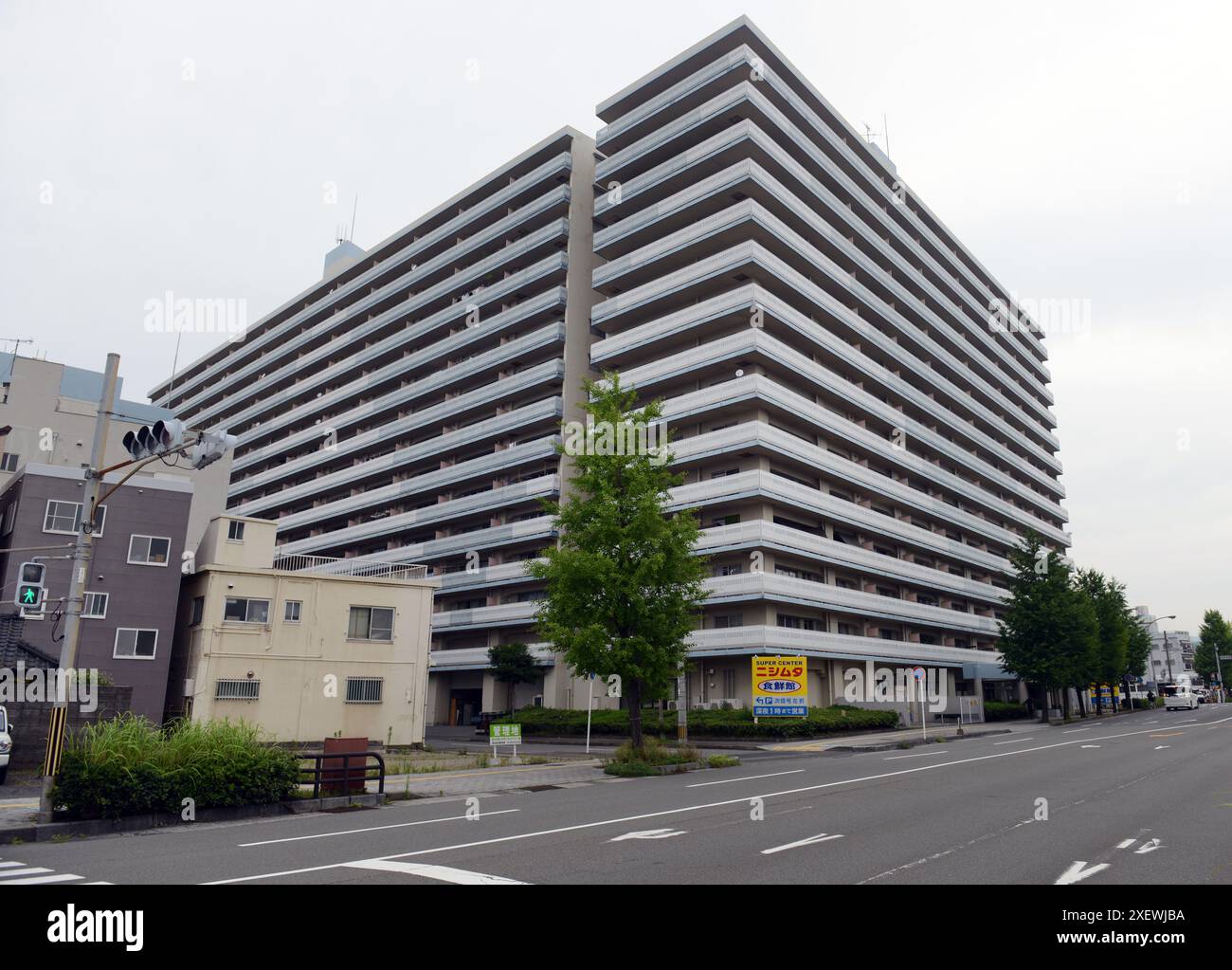 Un grande edificio residenziale rettangolare vicino al lungomare di Kagoshima, in Giappone. Foto Stock