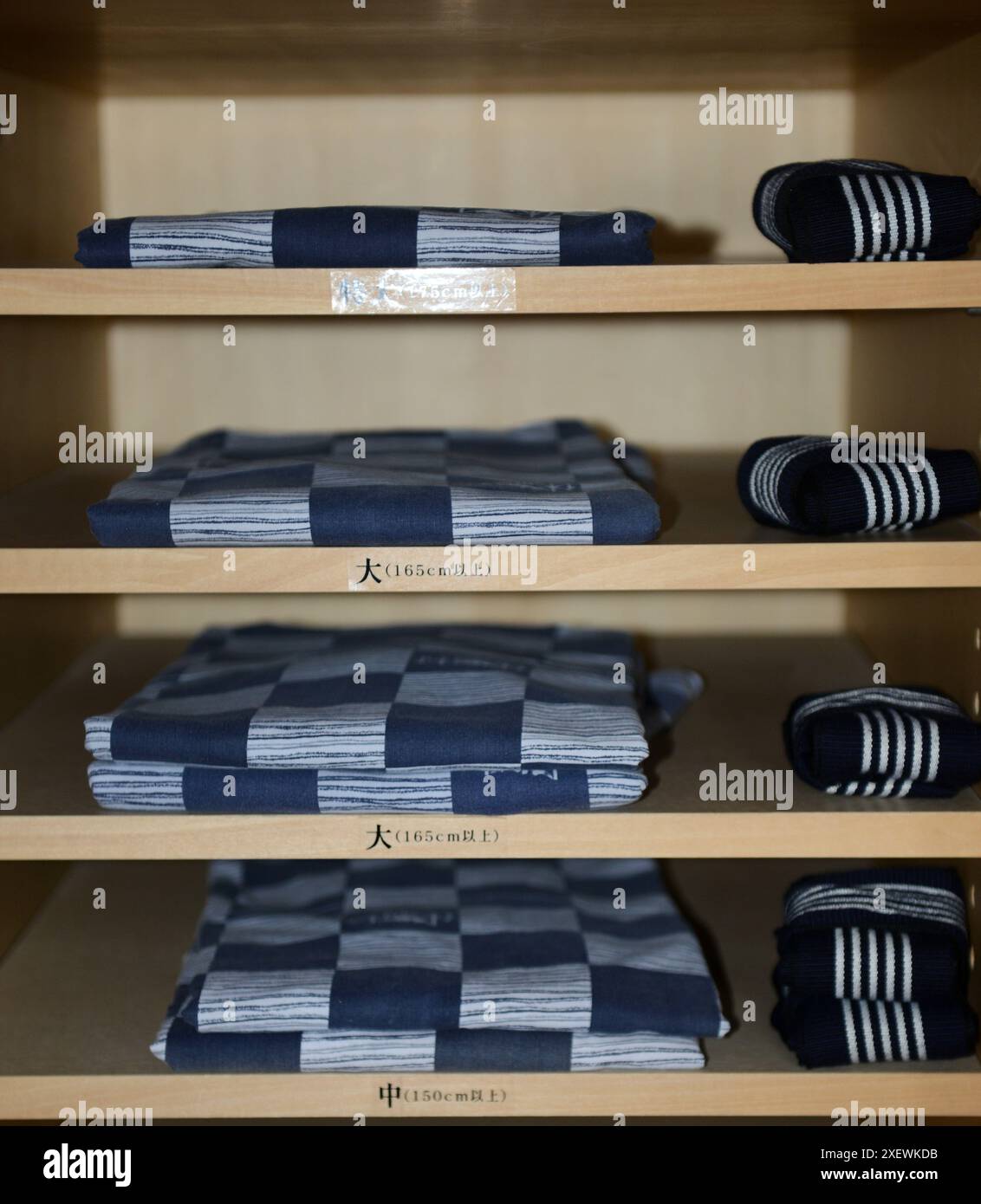 Abiti giapponesi in cotone yukata piegati in un tradizionale ryokan a Kyushu, in Giappone. Foto Stock