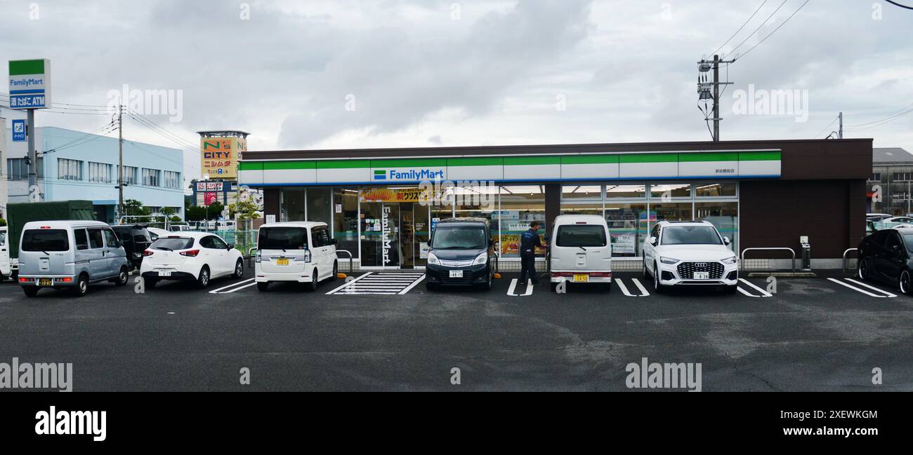 Il Family Mart è una delle catene di minimarket più popolari in Giappone. Foto Stock