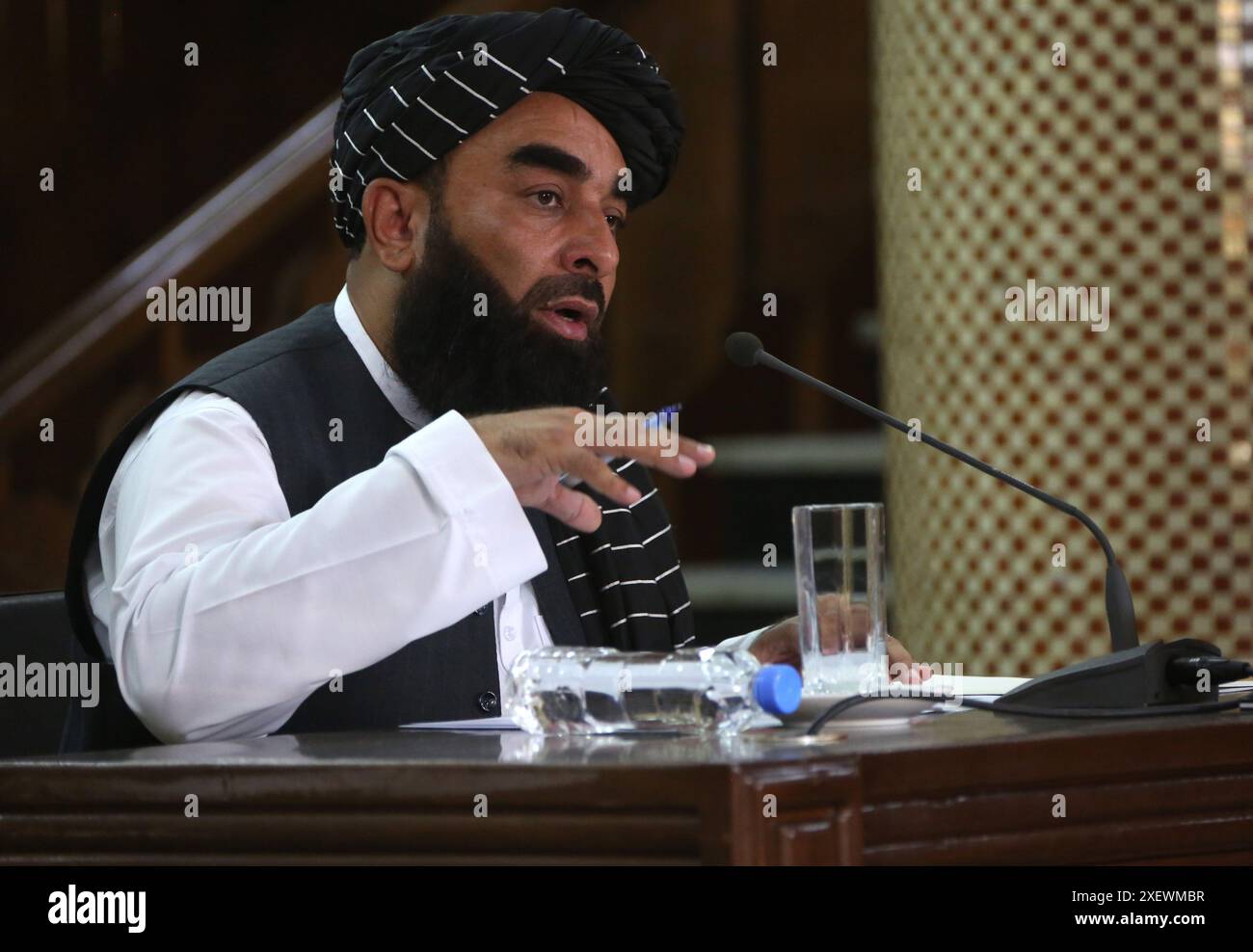 Kabul, Afghanistan. 29 giugno 2024. Zabihullah Mujahid, portavoce del governo custode afghano, parla a Kabul, la capitale dell'Afghanistan, il 29 giugno 2024. La delegazione del governo custode afghano mira a risolvere i problemi e stimolare la comprensione nel terzo ciclo di colloqui convocati dalle Nazioni Unite sull'Afghanistan a Doha, Qatar, ha detto Zabihullah Mujahid, portavoce del governo, sabato. Crediti: Saifurahman Safi/Xinhua/Alamy Live News Foto Stock