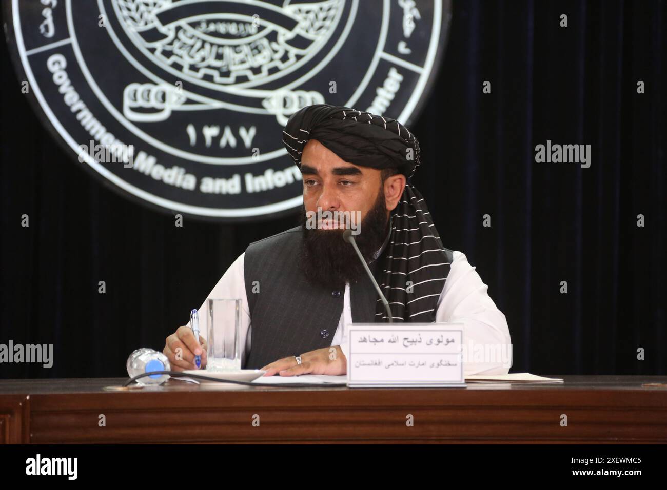 Kabul, Afghanistan. 29 giugno 2024. Zabihullah Mujahid, portavoce del governo custode afghano, prende nota a Kabul, la capitale dell'Afghanistan, il 29 giugno 2024. La delegazione del governo custode afghano mira a risolvere i problemi e stimolare la comprensione nel terzo ciclo di colloqui convocati dalle Nazioni Unite sull'Afghanistan a Doha, Qatar, ha detto Zabihullah Mujahid, portavoce del governo, sabato. Crediti: Saifurahman Safi/Xinhua/Alamy Live News Foto Stock