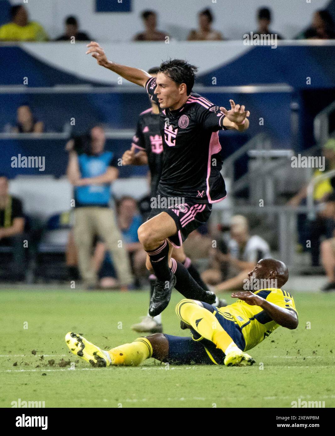 Nashville, Tennessee, Stati Uniti. 29 giugno 2024. Il centrocampista del Nashville SC Brian Anunga (27) e il centrocampista dell'Inter Miami Federico Redondo (55) combattono per il pallone durante la loro partita di calcio della MLS a Nashville. (Credit Image: © Camden Hall/ZUMA Press Wire) SOLO PER USO EDITORIALE! Non per USO commerciale! Crediti: ZUMA Press, Inc./Alamy Live News Foto Stock