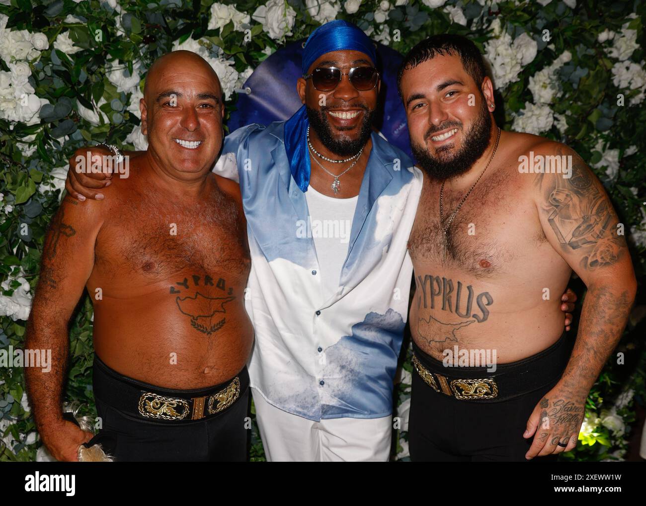 Londra, Regno Unito. 27 giugno 2024. Kule T, Stavros Flatley e Michalis 'Lagi' Demetriou partecipano al Lady Wimbledon's Big Fat Wimbledon Tennis Party che si tiene all'Efes Premium di Londra. (Foto di Mario Mitsis/SOPA Images/Sipa USA) credito: SIPA USA/Alamy Live News Foto Stock