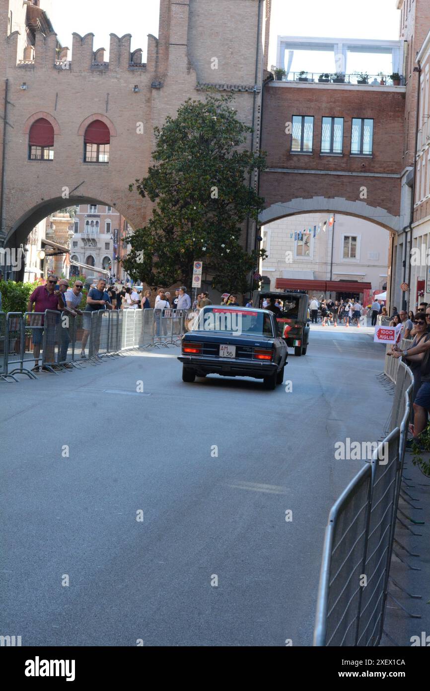 FERRARA, ITALIA - 15 giugno -2024: Una classica corsa per le strade di Ferrara durante la mille miglia 2024. Foto Stock