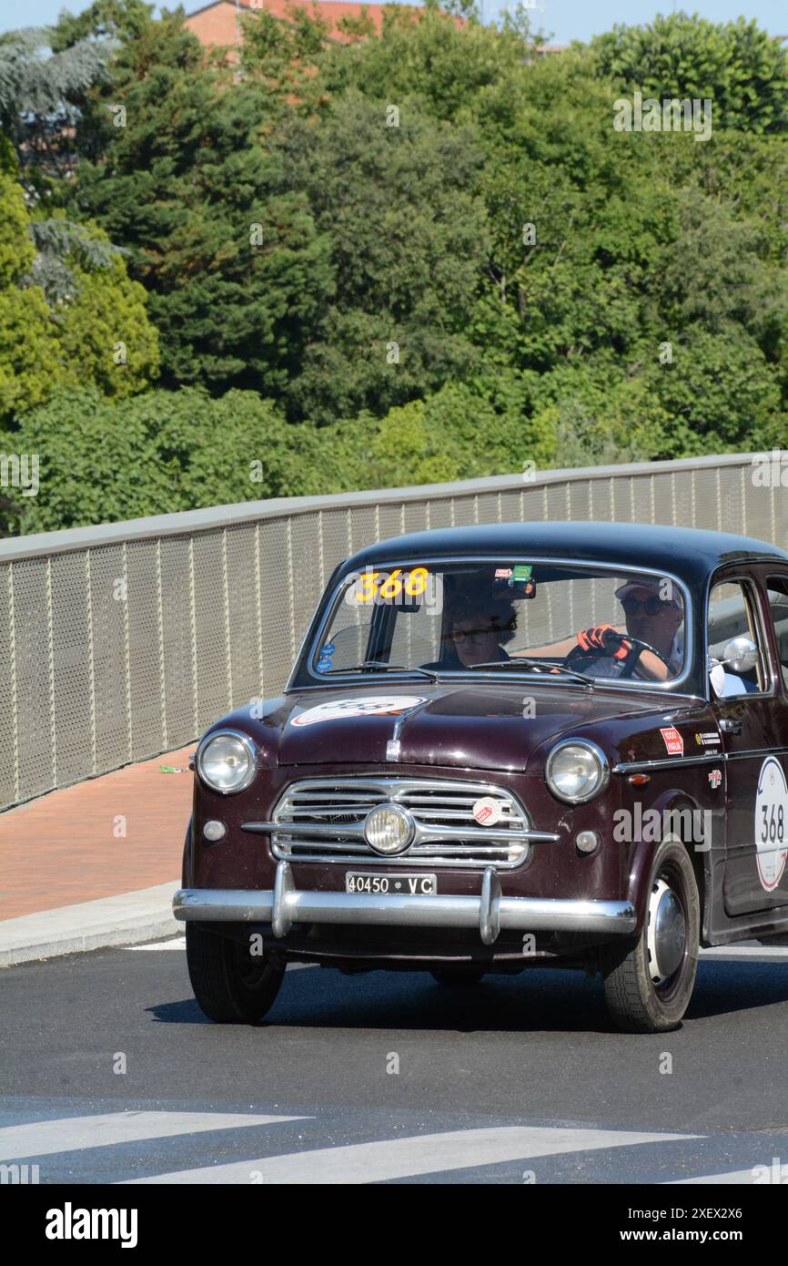 FERRARA, ITALIA - 15 giugno -2024: Una classica corsa per le strade di Ferrara durante la mille miglia 2024. Foto Stock