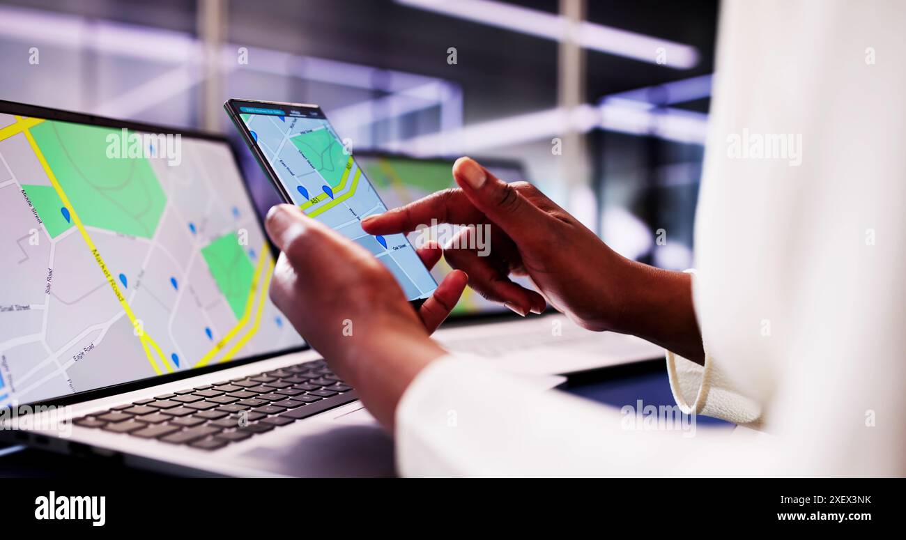 Donna africana che utilizza lo smartphone per cercare elenchi di proprietà con mappa di navigazione GPS. Navigatore del tribunale per localizzare l'ufficio bancario online. Foto Stock