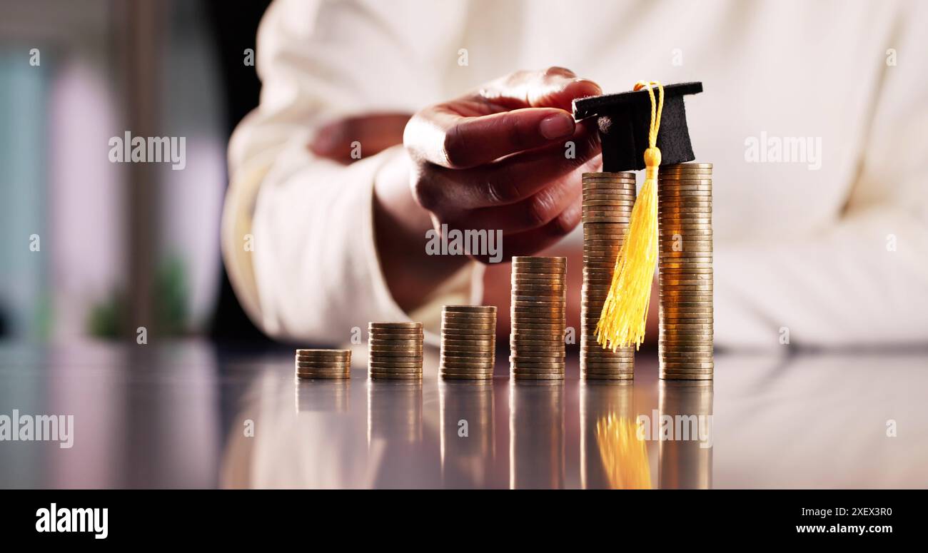 Donna afro-americana che colloca il cappello di laurea sulle monete impilate di fila, bilanciando i risparmi pensionistici e gli investimenti per la crescita futura. Foto Stock