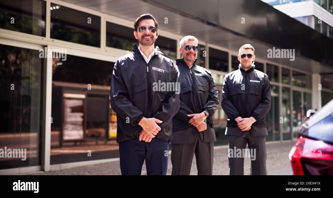 Guardia di sicurezza professionale che garantisce la sicurezza degli eventi con il suo gruppo di guardie del corpo a stretto contatto. Agente che protegge le persone con walkie-talkie e topografia Foto Stock